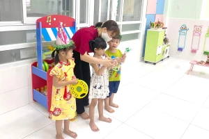 F0 bủa vây trường học, phụ huynh chật vật giữ con ở nhà