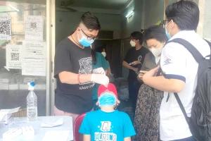 Nhân viên y tế tại trạm y tế lưu động ở phường 7, quận Gò Vấp đang xét nghiệm nhanh cho F0. Ảnh: N.HIỀN