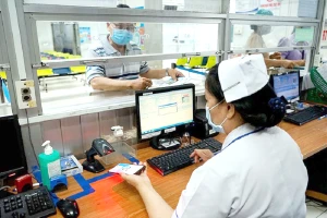 Người dân đến đăng ký khám chữa bệnh BHYT tại BV Nhân dân Gia Định. Ảnh: NGUYỄN HIỀN