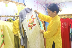 Vẽ lên áo dài hình ảnh “dế mèn phiêu lưu ký” và “hoàng tử bé”