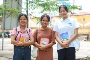 Ba nữ sinh Nguyễn Thị Kim Chi, Cao Thị Lệ Hằng, Hồ Thị Lích (từ phải sang) rạng rỡ ở Trường ĐH Quảng Bình. Ảnh: BT