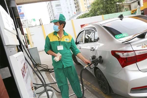 Liên bộ Tài chính - Công Thươngcầntính toán xác định một khung hoa hồng cho các doanh nghiệp bán lẻ xăng dầu. Ảnh: HOÀNG GIANG