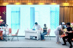 Tiểu phẩm “Tiêm chủng mở rộng cho trẻ tại trạm y tế” ở chặng thi thứ ba. Ảnh: TRẦN NGỌC