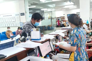 Người dân đến cơ quan BHXH TP.HCM làm thủ tục liên quan đến BHXH. Ảnh: NGUYỄN HIỀN