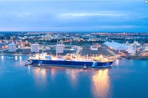 Đơn vị tái hóa khí lưu trữ nổi (FSRU) ở TP cảng Bahía Blanca tại tỉnh Buenos Aires, Argentina. Ảnh: OIL&GAS JOURNAL