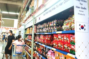 Giá cả hàng hóa trên thị trường đang chịu áp lực trước việc đồng USD liên tục tăng giá. Ảnh: TÚ UYÊN