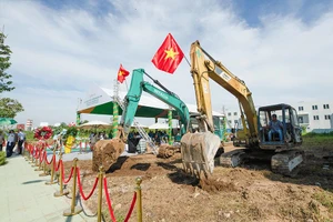 Lễ khởi công dự án nhà ở xã hội theo mô hình của Singapore và phối cảnh dự án khi hoàn thành. Ảnh: KIÊN CƯỜNG