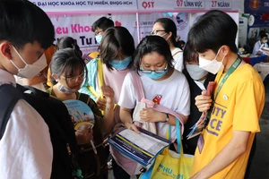 Tư vấn tuyển sinh đại học cho học sinh tại một ngày hội hướng nghiệp ở TP.HCM. Ảnh: CTV