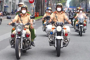 Tổ tuần tra lưu động của Đội CSGT - trật tự quận 1 (TP.HCM) tuần tra, kiểm soát trên đường Trần Hưng Đạo. Ảnh: LÊ THOA