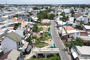 Theo Shark Hưng, căn hộ có giá dưới 2 tỉ đồng vẫn còn ở các khu vực ngoại thành. Trong ảnh: Nhà ở dọc theo tuyến đường Lê Văn Lương, xã Phước Kiểng, huyện Nhà Bè. Ảnh: TÂM NGUYỄN