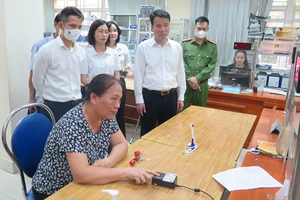 Người dân đang thực hiện các thủ tục trên cổng dịch vụ công. Ảnh: V.LONG