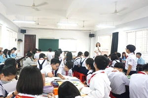 Sinh viên ngành lịch sử - địa lý Trường ĐH Sư phạm TP.HCM dự giờ môn lịch sử và địa lý của học sinh Trường THPT chuyên Trần Đại Nghĩa (quận 1).Ảnh: NGUYỄN QUYÊN