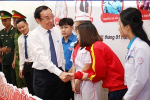 Bí thư Thành ủy TP.HCM trao đổi với các công dân trẻ tiêu biểu. Ảnh: NGUYỆT NHI