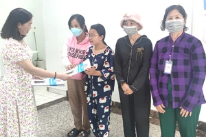 Đại diện cơ quan BHXH TP.HCM tặng quà tết cho bệnh nhân nghèo ở BV Nhi đồng TP.HCM. Ảnh: NGUYỄN HIỀN