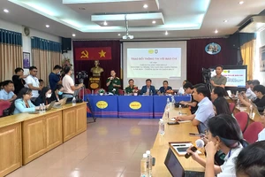 Trường ĐH Ngoại ngữ - Tin học TP.HCM đã phối hợp với Trường Quân sự Quân khu 7 và các đơn vị liên quan tổ chức họp báo thông tin về vụ việc.Ảnh: PHẠM ANH