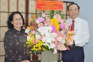Bí thư Thành ủy TP.HCM Nguyễn Văn Nên tặng hoa chúc mừng GS-BS Nguyễn Thị Ngọc Phượng. Ảnh: Thanhuytphcm.vn
