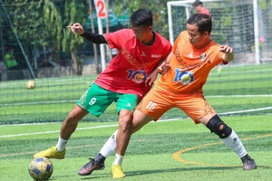 Phùng Trọng Luân (đội Liên quân báo Pháp Luật TP.HCM) và Trung Kiên (PC08). Ảnh: HOÀNG NAM