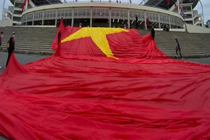 Chuyển đại kỳ vào khán đài D cổ vũ đội tuyển có chiến thắng lịch sử ngay ngày mùng 1 tết 2022. Ảnh: VGS