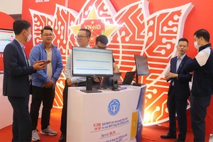 BHXH Việt Nam triển khai ứng dụng đăng ký thẻ BHYT trên cổng dịch vụ công quốc gia. Ảnh: V.LONG