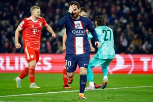 Messi ôm đầu khi PSG thua tại Paris ở lượt đi vòng 1/8 Champions League. Ảnh: GETTY IMAGES