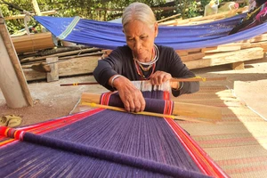 Cụ Liên là một trong những nghệ nhân lớn tuổi của làng nghề, ngày ngày vẫn đều đặn dệt thổ cẩm. Ảnh: QN
