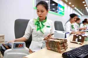 Nhiều ngân hàng đã giảm lãi suất huy động từ ngày 16-3. Ảnh: NGUYỆT NHI