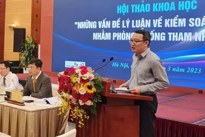 Đại biểu đọc tham luận tại hội thảo. Ảnh: NN