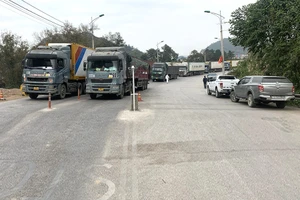 Xuất khẩu tiểu ngạch sang Trung Quốc thường bị ùn ứ tại cửa khẩu. Trong ảnh: Xe hàng chờ thông quan tại cửa khẩu ở Lạng Sơn. Ảnh: BẮC NINH