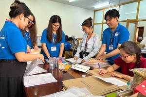 Cán bộ, giảng viên Trường ĐH Quốc tế (ĐH Quốc gia TP.HCM) đang kiểm tra giấy thi và các vật dụng phục vụ kỳ thi đánh giá năng lực đợt 1 ngày 26-3. Ảnh: BÍCH NGỌC