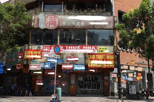 Hàng loạt mặt bằng đất vàng treo bảng cho thuê. Ảnh: MINH LONG