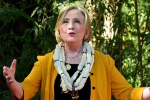 Cựu Ngoại trưởng Mỹ Hillary Clinton trong chuyến thăm vườn Victoria ở TP Ahmedabad, bang Gujarat (Ấn Độ) vào ngày 5-2. Ảnh: AFP/GETTY IMAGES