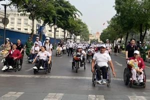 Đi bộ vì người khuyết tật với sự tham dự của hơn 1.000 người thuộc các thành phần hưởng ứng chương trình. Ảnh: BTT