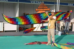 Nghệ nhân Nguyễn Thanh Vân bên cạnh con diều của mình Ảnh: NVCC