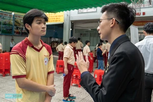 Thí sinh tìm hiểu thông tin xét tuyển vào các trường ĐH ở TP.HCM năm 2023. Ảnh: THÁI SƠN