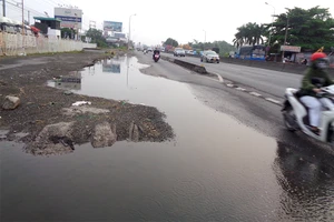 Ổ gà ngập nước trên Xa lộ Hà Nội