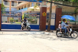 Trưa 18-5, Trường Mầm non Phú Lương I (phường Phú Lương, quận Hà Đông, Hà Nội) xảy ra tình trạng mất điện. Khi nghe tin trường bị mất điện, một số phụ huynh đã đến trường đón con về nhà. Ảnh: AH