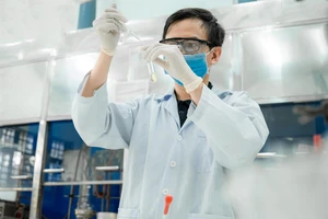 Sinh viên Trường ĐH Bách khoa (ĐH Quốc gia TP.HCM) trong giờ thực hành. Ảnh: THY HUYỀN