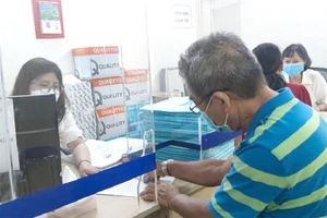 Người dân đến thực hiện thủ tục công chứng tại một văn phòng công chứng ở TP.HCM. Ảnh: Nguyễn Hiền