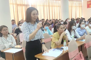 Đại diện một doanh nghiệp đặt câu hỏi tại hội nghị đối thoại tư vấn, giải đáp chính sách BHXH, BHYT tại TP.HCM. Ảnh: NGUYỄN HIỀN