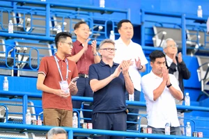 HLV Troussier cùng các trợ lý đi khắp các sân bóng để tìm kiếm và thẩm định phong độ của các cầu thủ. Ảnh: ANH PHƯƠNG