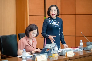 Trưởng Ban công tác đại biểu Nguyễn Thị Thanh trình bày tờ trình dự thảo nghị quyết về việc lấy phiếu tín nhiệm, bỏ phiếu tín nhiệm đối với người giữ chức vụ do Quốc hội, HĐND bầu hoặc phê chuẩn (sửa đổi). Ảnh: PHẠM THẮNG