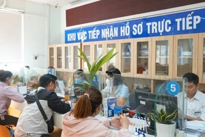 Người dân đang làm thủ tục tại cơ quan BHXH. Ảnh minh họa: PHÚ PHONG