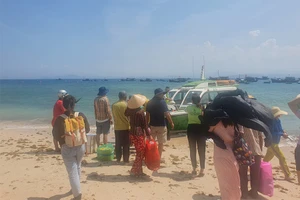 Người dân ở xã Nhơn Châu đợi thuyền để sang đất liền. Ảnh: QN