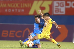 Các cầu thủ trẻ của HLV Huỳnh Đức rất tự tin với trận hòa 1-1 trước đội đầu bảng Thanh Hóa trong thế dẫn trước. Ảnh: ANH PHƯƠNG