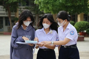 Thí sinh tham dự kỳ thi tuyển sinh vào lớp 10 tại TP.HCM ở điểm thi THPT Phú Nhuận, quận Phú Nhuận. Ảnh: HOÀNG GIANG