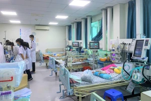 Bệnh nhi mắc tay chân miệng đang điều trị tại BV Nhi đồng TP (TP.HCM). Ảnh: THẢO PHƯƠNG