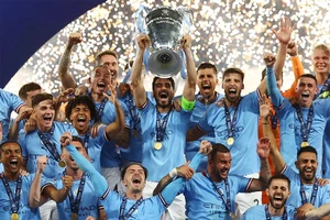 Man. City hoàn tất cú ăn ba với chiếc cúp Champions League. Ảnh: REUTERS