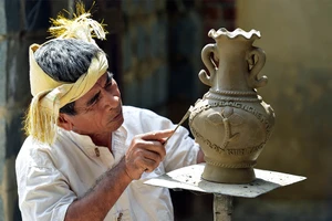 Người làm gốm tại làng gốm Chăm Bàu Trúc, thị trấn Phước Dân, huyện Ninh Phước, Ninh Thuận. Ảnh: THANH HÀ/TTXVN