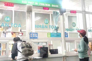 Người dân đến khám chữa bệnh tại BV Bình Dân. Ảnh: NGUYỄN HIỀN