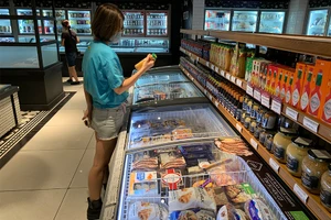 Người tiêu dùng có xu hướng giảm chi tiêu, tác động tiêu cực đến doanh thu của ngành hàng thiết yếu. Ảnh: P.MINH